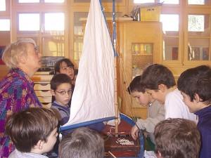 Découverte du patrimoine maritime à l’écoleLes enfants à la proue de Notre-Dame de Rumengol - Photo Jean-Yves Goujard