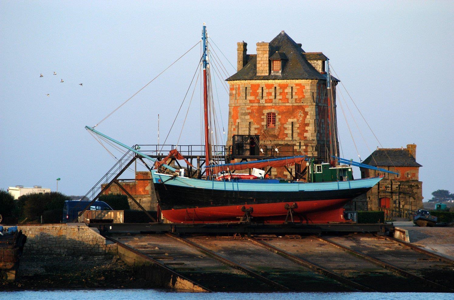 Rumengol en restauration devant la tour Vauban à Camaret